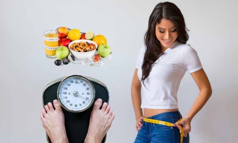 Donna over 60 che prepara un pasto sano ed equilibrato in cucina